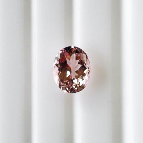 モルガナイト　オーバル　2.45ct　ルースの画像