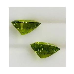 ペリドット　ペアシェイプ　ペアセット　2個合計　 5.13ct　ルースの画像