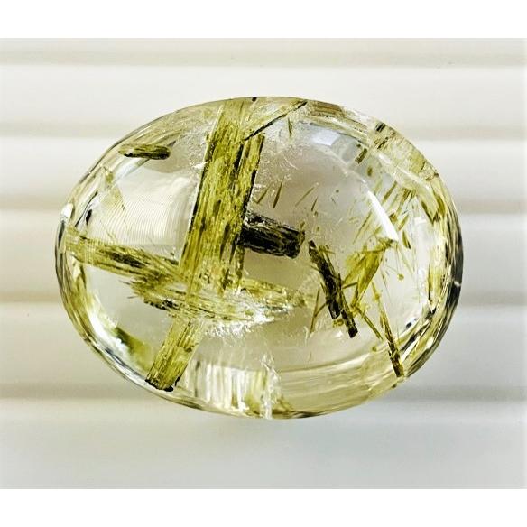 クォーツ　エピドート入り　98.47ct　ソーティング付き　ルースの画像