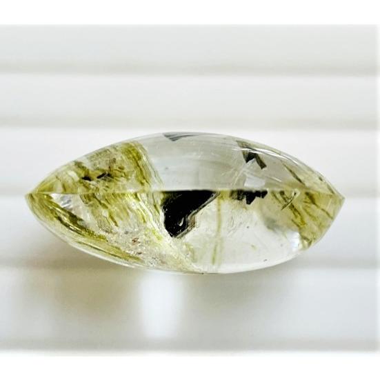 クォーツ　エピドート入り　98.47ct　ソーティング付き　ルースの画像