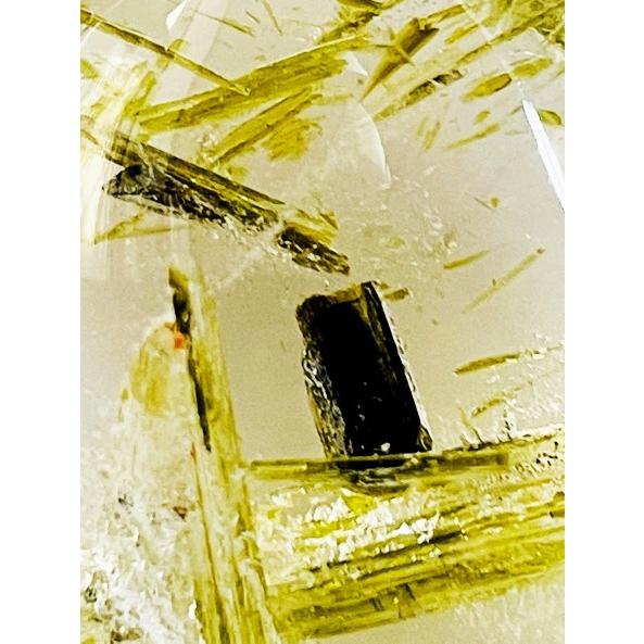 クォーツ　エピドート入り　98.47ct　ソーティング付き　ルースの画像