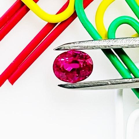 ルビー　オーバル　0.75ct　ルースの画像