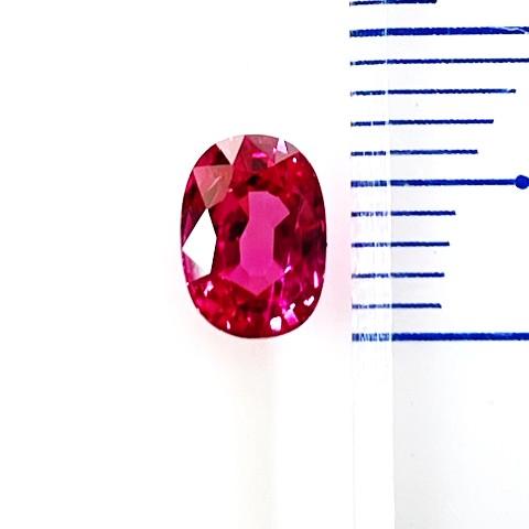 ルビー　オーバル　1.05ct　ミニ鑑別書付き　ルースの画像