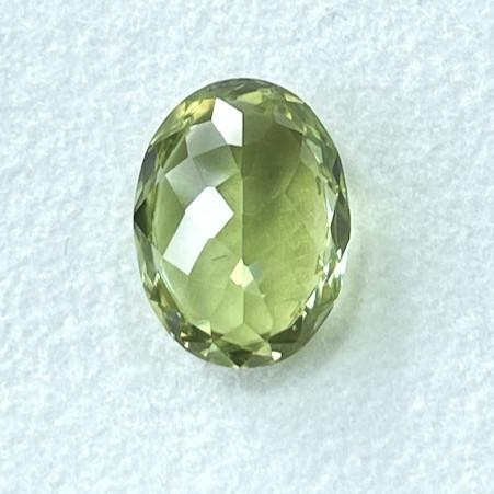 スフェーン　オーバル　2.70ct　ルースの画像