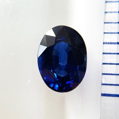 サファイア　オーバル　1.035ct　ロイヤルブルー　　ソーティング付きルースの画像