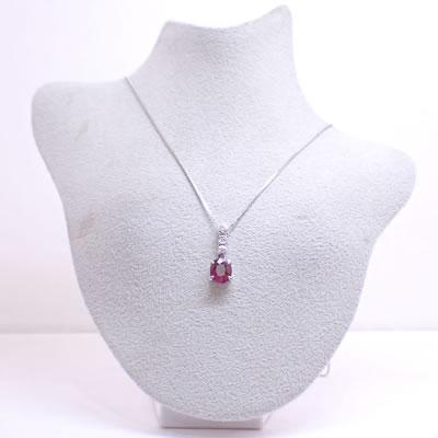 Pt ルビー-1.303ct&ダイヤモンド オリジナル トリロジーデザイン ペンダントネックレスの画像