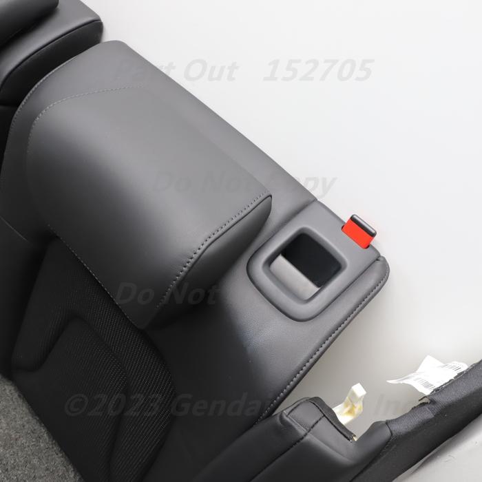 値下げ!　ｱｳﾃﾞｨ(Audi)　  純正　ﾘｱｱｰﾑﾚｽﾄ(ﾍﾞｰｼﾞｭ)　中古品 Audi（アウディ） [A-41] A4 前期 8K B8 Sライン リアシート 1台分