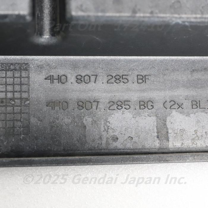 [A-47] S8 4H ナンバープレート 台座 ライセンスプレートブラケット 4H0807285BF 1RR アウディ D4 A8 4HCTFF 中古_6