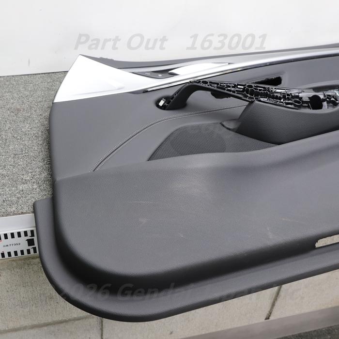 BMW [B-28] G30 523D Mスポーツ 右フロントドアトリム 内張り パネル