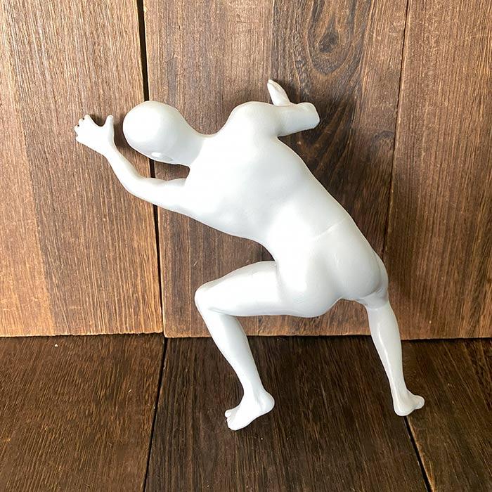 壁 かべ 柱 男 しがみつく オブジェ 白い フィギュア 登る 耐えてる