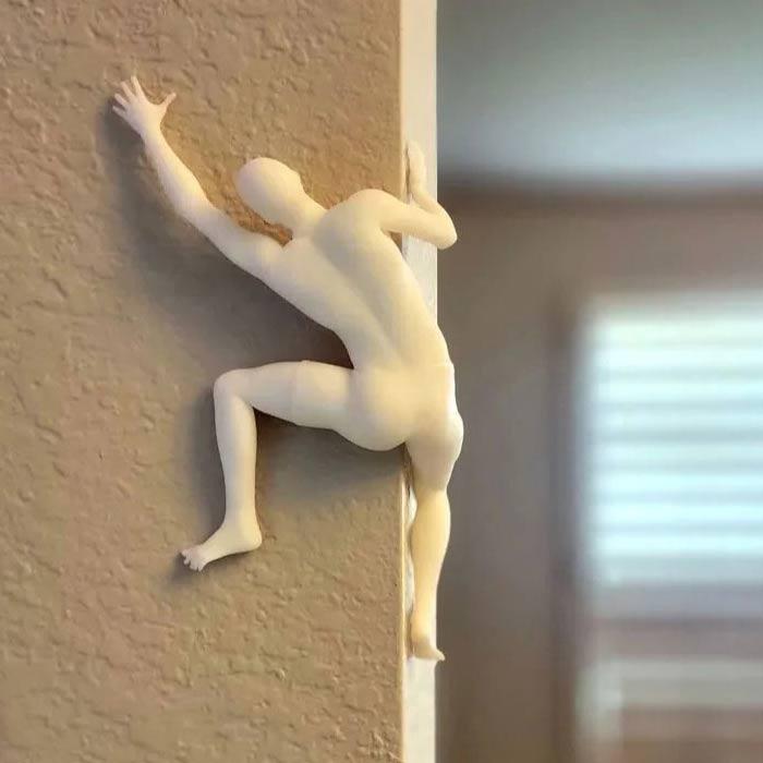 壁 かべ 柱 男 しがみつく オブジェ 白い フィギュア 登る 耐えてる