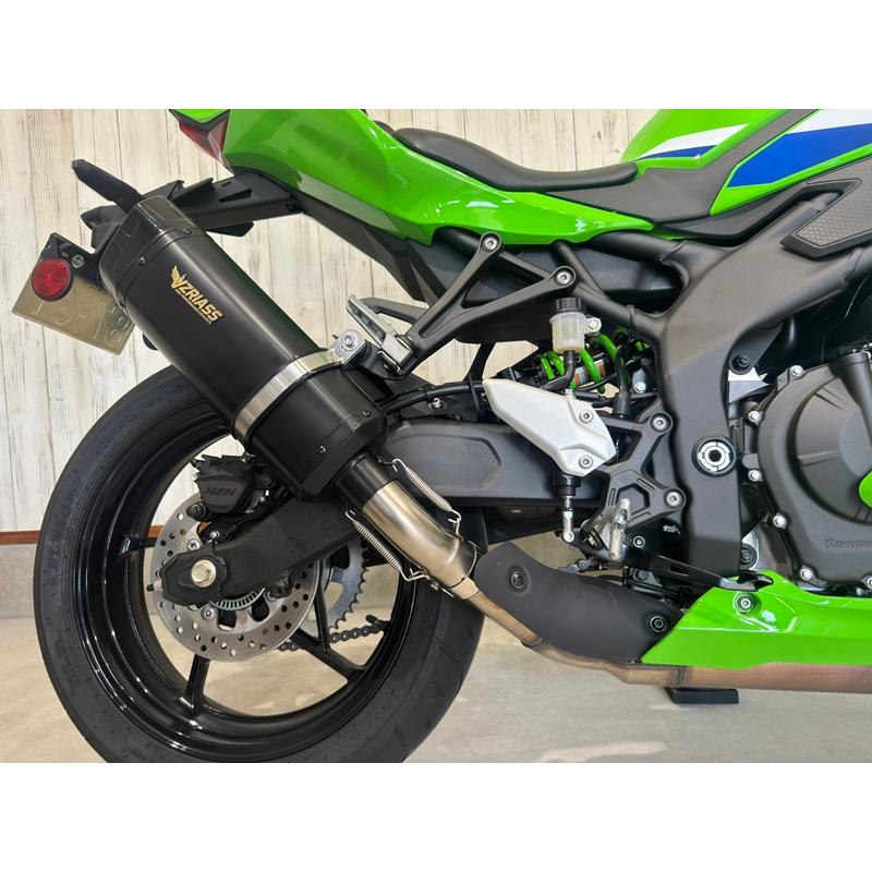 ブラックマフラー 取り付け用パイプ付き 即納】ZX-4R SE 24-27 政府認証(JMCA) VZRIASS ブラック スリップオン