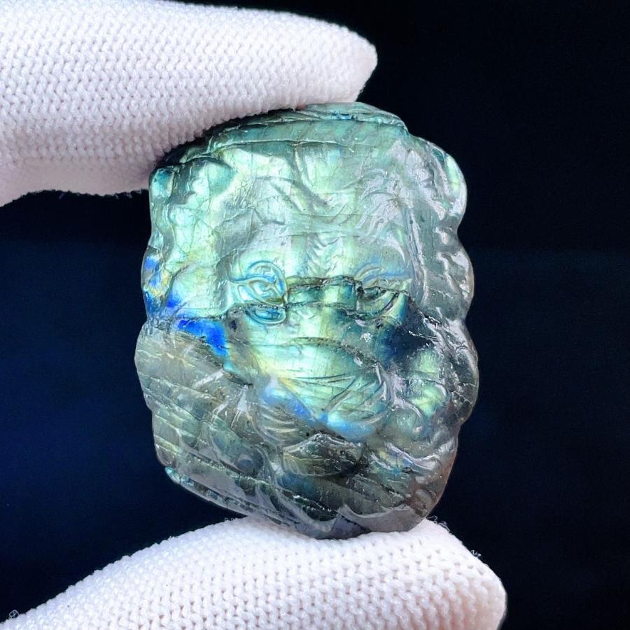 ラビットヘアールチル 本水晶龍 の彫刻 の置物 ネックレス用の穴あり