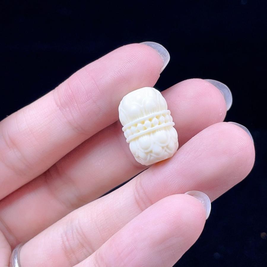 PROME 天然石 アイボリーナッツ（象牙椰子） 双頭の蓮 貫通孔 NO.P2608