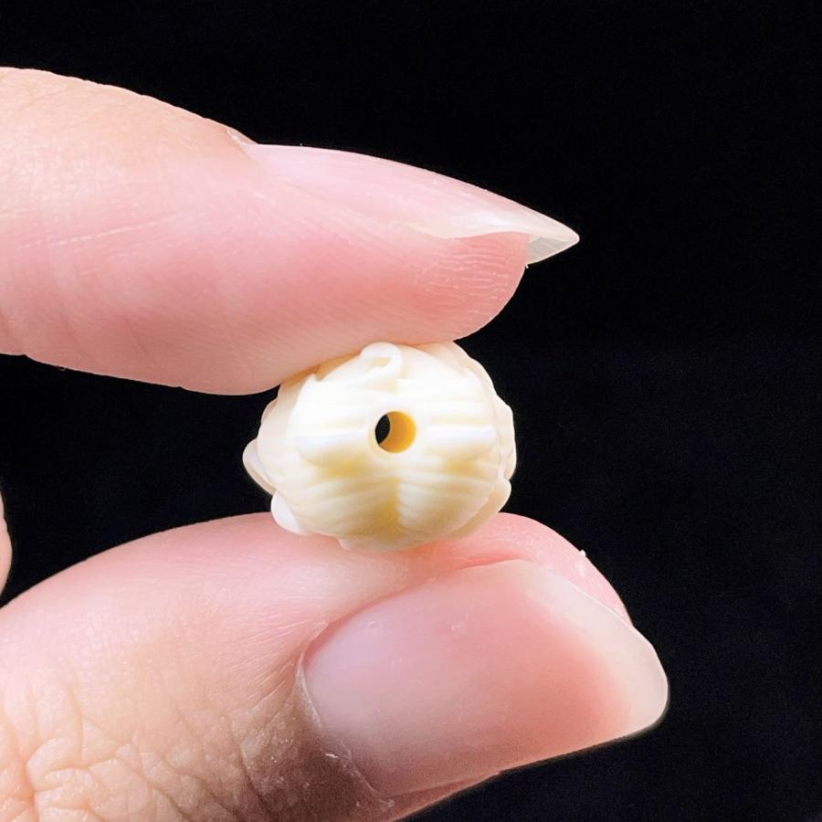 PROME 天然石 アイボリーナッツ（象牙椰子）・九尾狐・ 貫通孔 NO