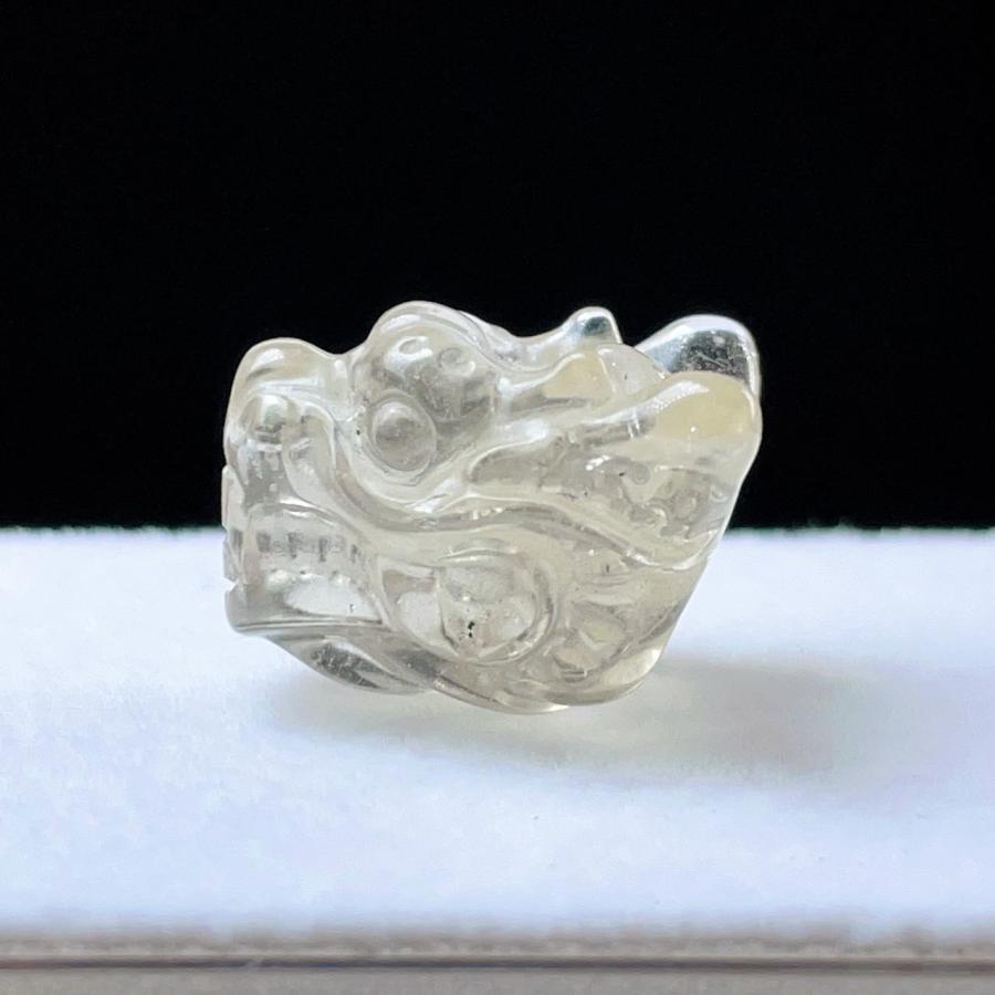 PROME 天然石 一点物 リビアングラス・龍・手彫り・貫通孔【日本彩珠宝