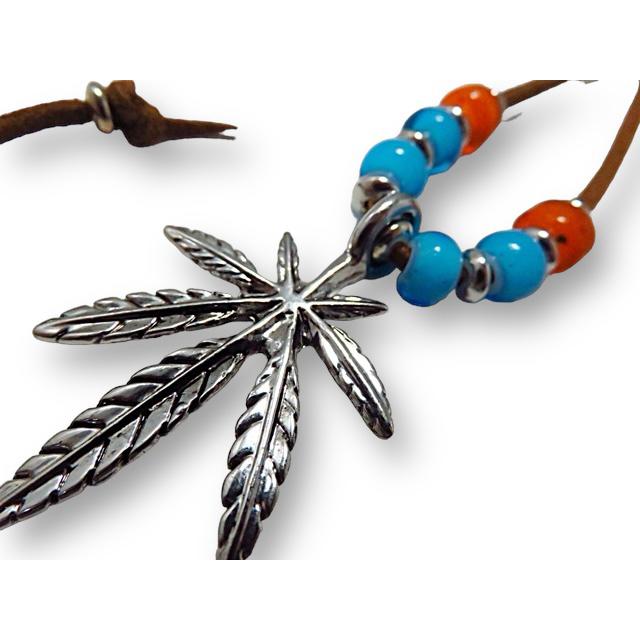 ビーズ ネックレス ヘンプ 大麻モチーフ シルバー カラー スエード風