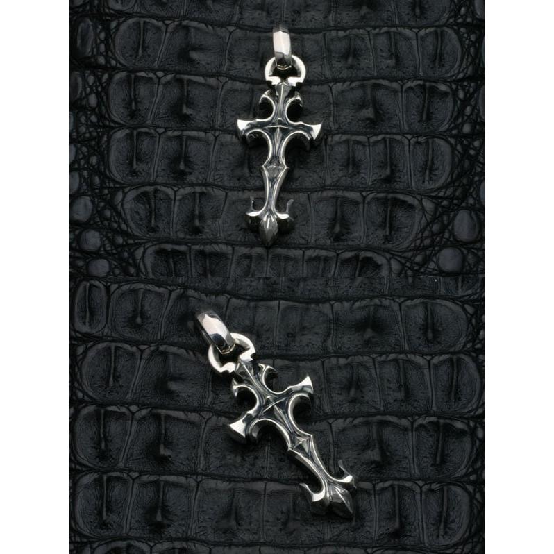 F.A.L ミディアムブラッドレスクロスペンダント