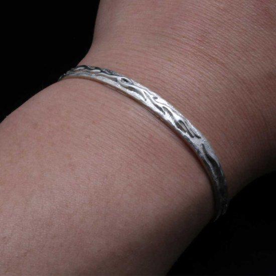 龍頭 平打ち火焔 バングル 白仕上げ メンズ シルバー シルバーバングル メンズバングル シルバー950 男性 彼氏 伝統技法 ギフト 人気 おしゃれ 爆買の画像