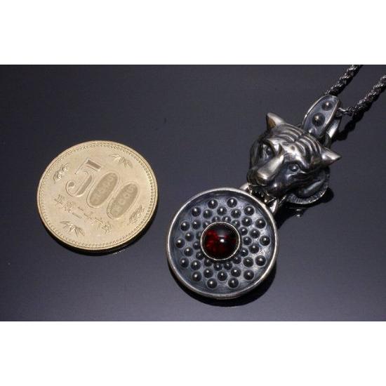 龍頭 虎×霰 ラウンド ネックレス チェーン付き ペンダント メンズ シルバー シルバーネックレス メンズネックレス 寅 トラ タイガー 天然石 爆買の画像