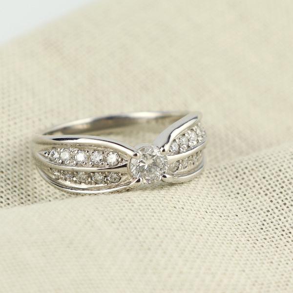 PT900 大粒 ダイヤモンド リボン プラチナ リング 指輪 0.5ct 天然 ダイヤ ダイヤモンドリング 華やか かわいい 上品 レディース 爆買