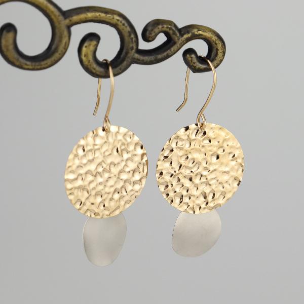 槌目 サークル ゴールド ピアス 2P 両耳用 K10 フックピアス ゴールドピアス 二連 丸 円形 プレート ハンマー 揺れる レディース