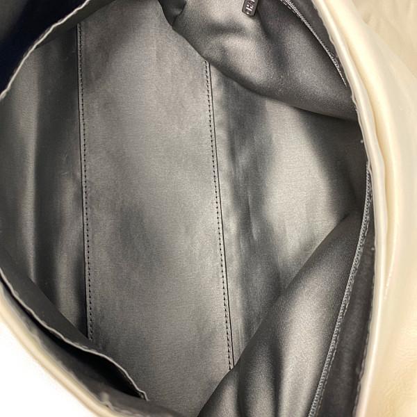 プライス オフ モール商品　 シャネル　CHANEL  ラムスキン　トリプルチェーン　ショルダーバッグ　オフホワイト　 | CHANEL | 08