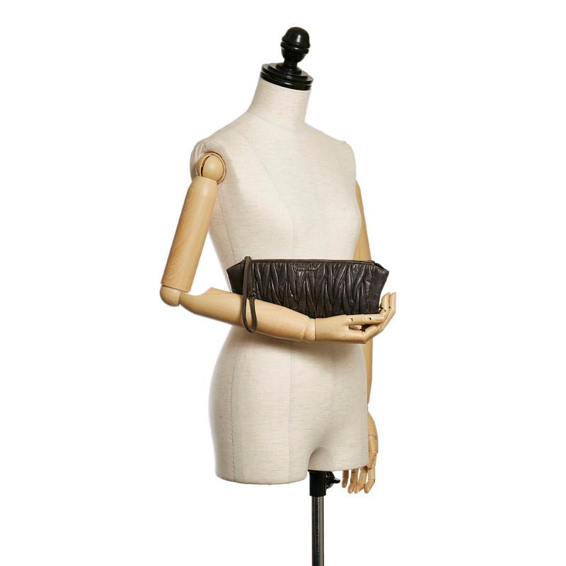 miu miu（ミュウミュウ） マテラッセ ポーチ グレー レザー レディース