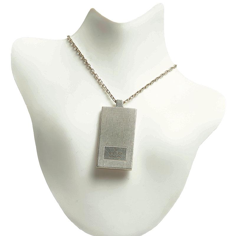 GUCCI（グッチ） ロゴ プレート ネックレス シルバー メタル