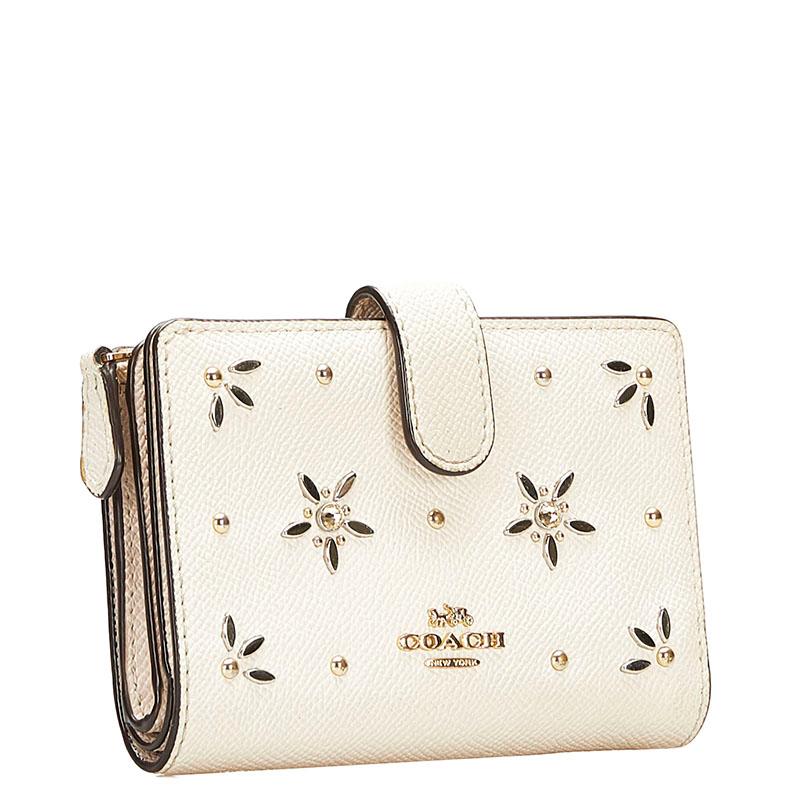 新品未使用品❤️ COACH 二つ折り財布 ホワイト フラワーパターン COACH（コーチ） スタッズ フラワー 二つ折り財布 ホワイト レザー