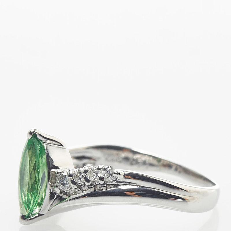 K18WG ホワイトゴールド グリーンガーネット0.77ct ダイヤ0.15ct