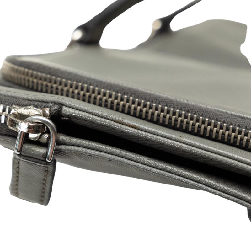 【PRADA】ビジネスバッグ　三角ロゴプレート　サフィアーノレザー　グレー PRADA プラダ 三角ロゴプレート サフィアーノ ハンドバッグ