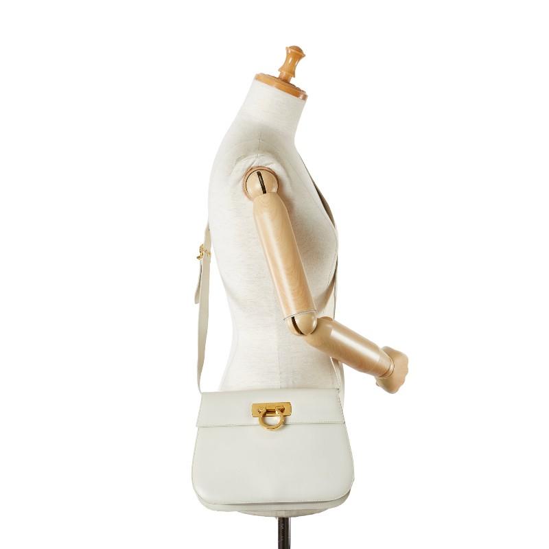 【美品】Ferragamo フェラガモ ショルダーバッグ サルヴァトーレフェラガモ ガンチーニ 斜め掛け ショルダーバッグ