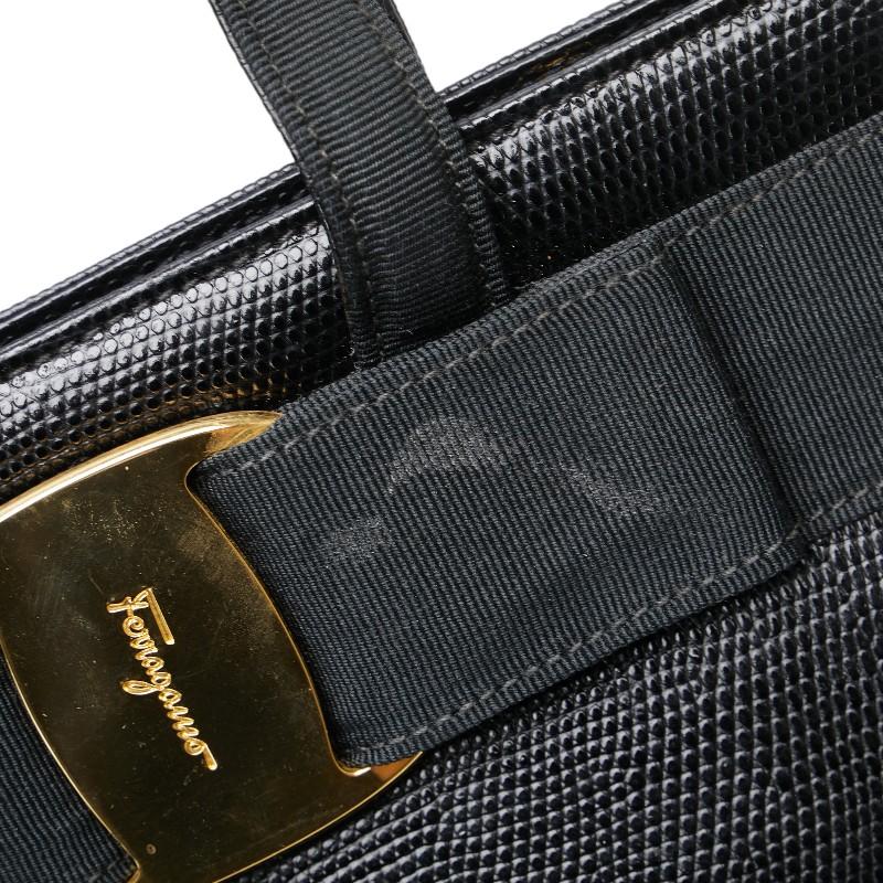 サルヴァトーレフェラガモ ヴァラリボン リザード型押し