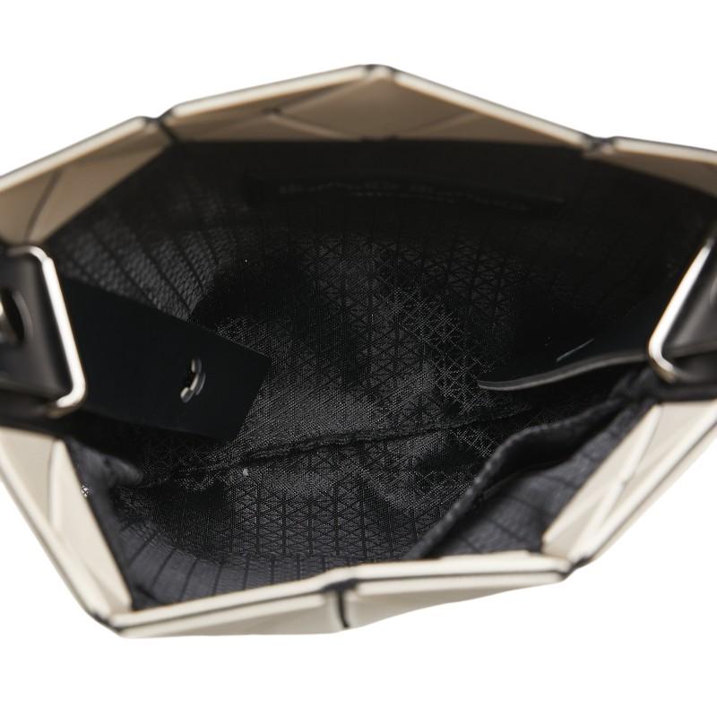 ISSEY MIYAKE（イッセイミヤケ） バオバオ ショルダーバッグ ベージュ