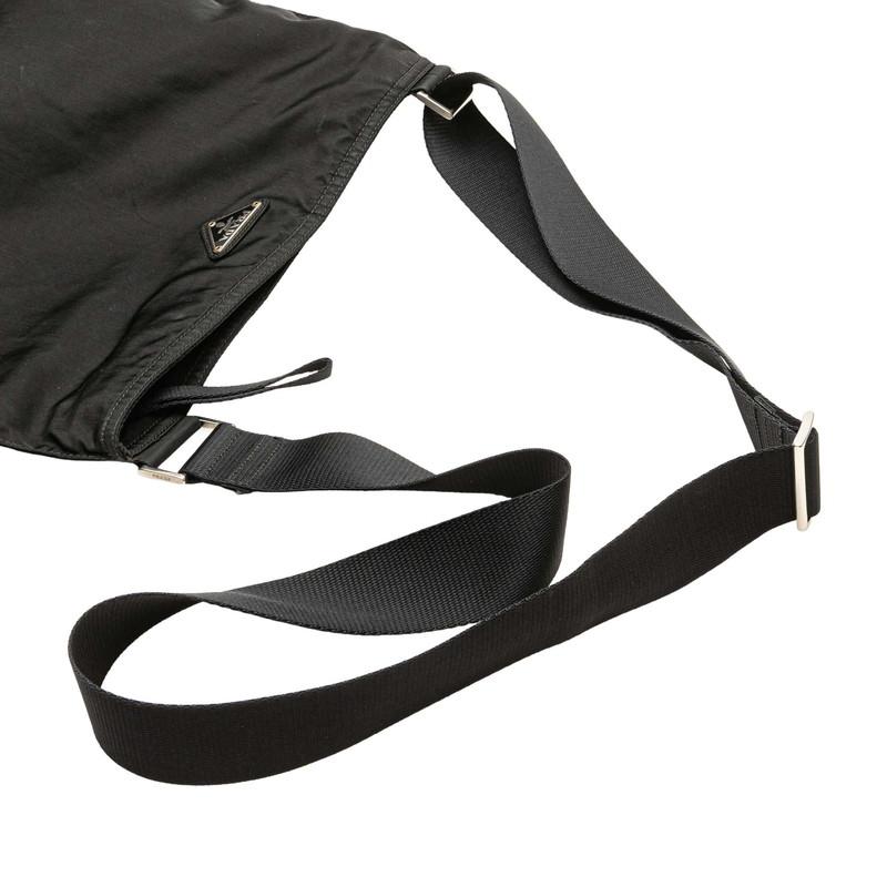 PRADA（プラダ） 三角ロゴプレート 斜め掛け ショルダーバッグ