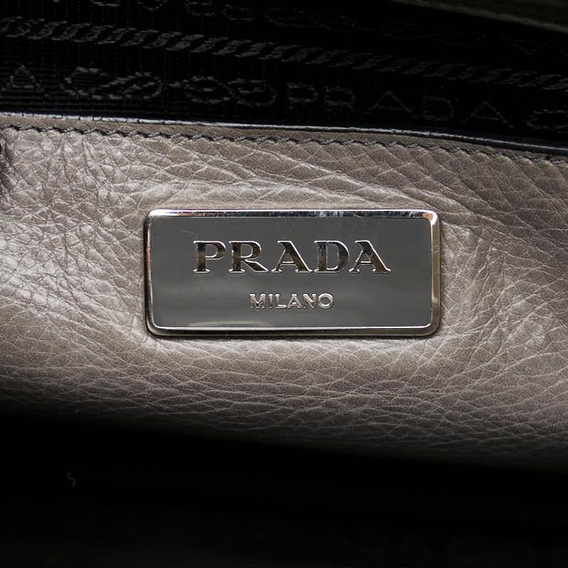 ［美品］PRADA プラダ ショルダーバッグ レザー グレー 三角ロゴ PRADA（プラダ） 三角ロゴプレート ハンドバッグ ショルダーバッグ