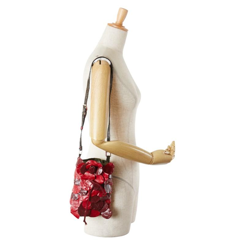 ヴァレンティノ　フラワー　VALENTINO VALENTINO GARAVANI Leather Flower Flap Bag 22461 | FASHIONPHILE