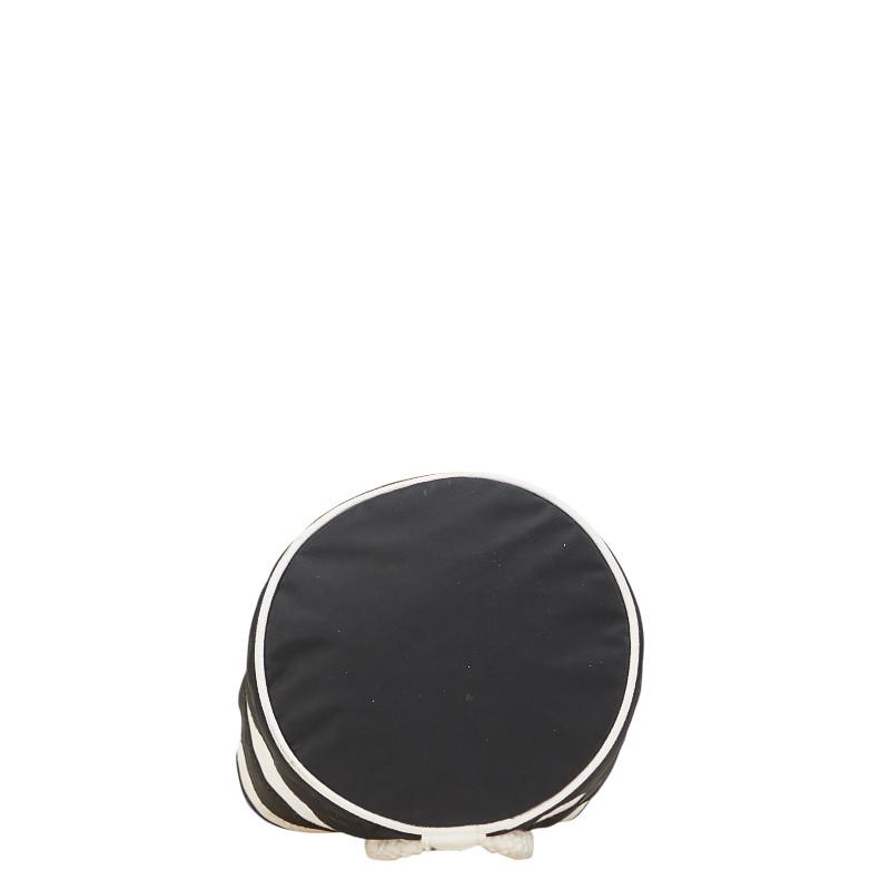 CHANEL シャネル ハンドバッグ ノベルティ ロゴ プールバッグ 巾着バッグ バイカラー キャンバス    ブラック 黒 ホワイト 白 ブラック金具 レディース 定番 美品【中古品】 CHANEL（シャネル） ノベルティ ロゴプリント プールバッグ ショルダー