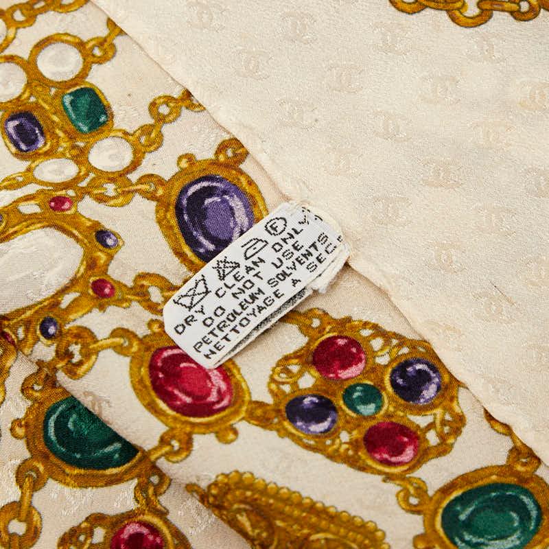 シャネル 宝石装飾のベージュスカーフ CHANEL（シャネル） ジュエリー 宝石柄 スカーフ ベージュ マルチ