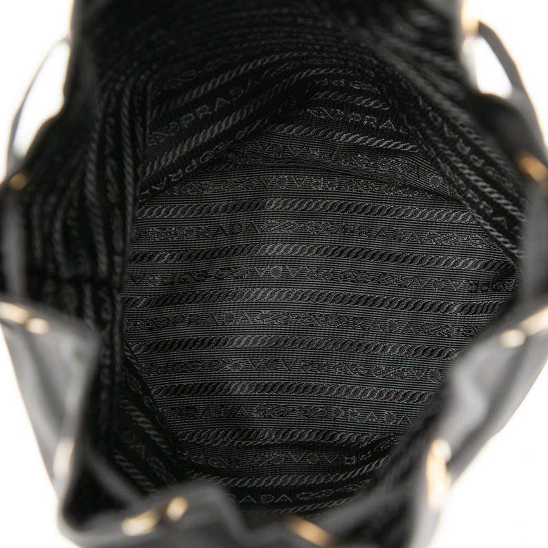 PRADA（プラダ） 三角ロゴプレート 巾着バッグ ポーチ ブラック