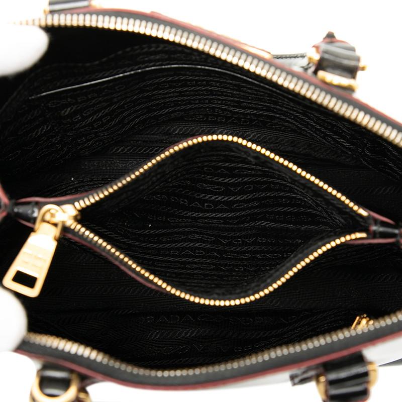 PRADA（プラダ） 三角ロゴプレート ハンドバッグ ショルダーバッグ