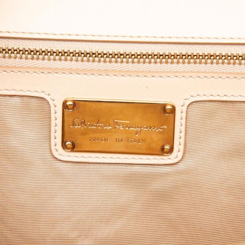 サルヴァトーレフェラガモ ヴァラリボン チェーン ショルダーバッグ