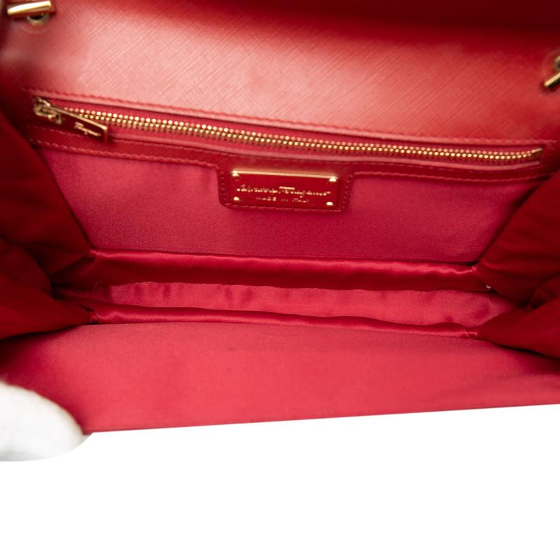 サルヴァトーレフェラガモ ヴァラリボン チェーン ショルダーバッグ