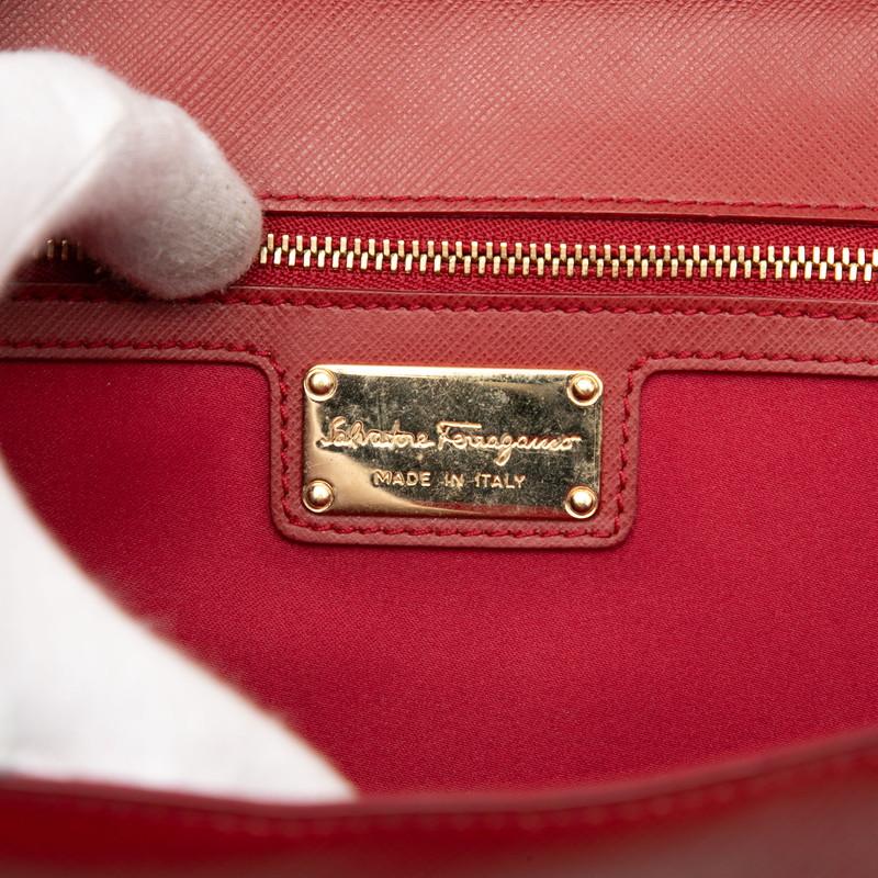 サルヴァトーレフェラガモ ヴァラリボン チェーン ショルダーバッグ