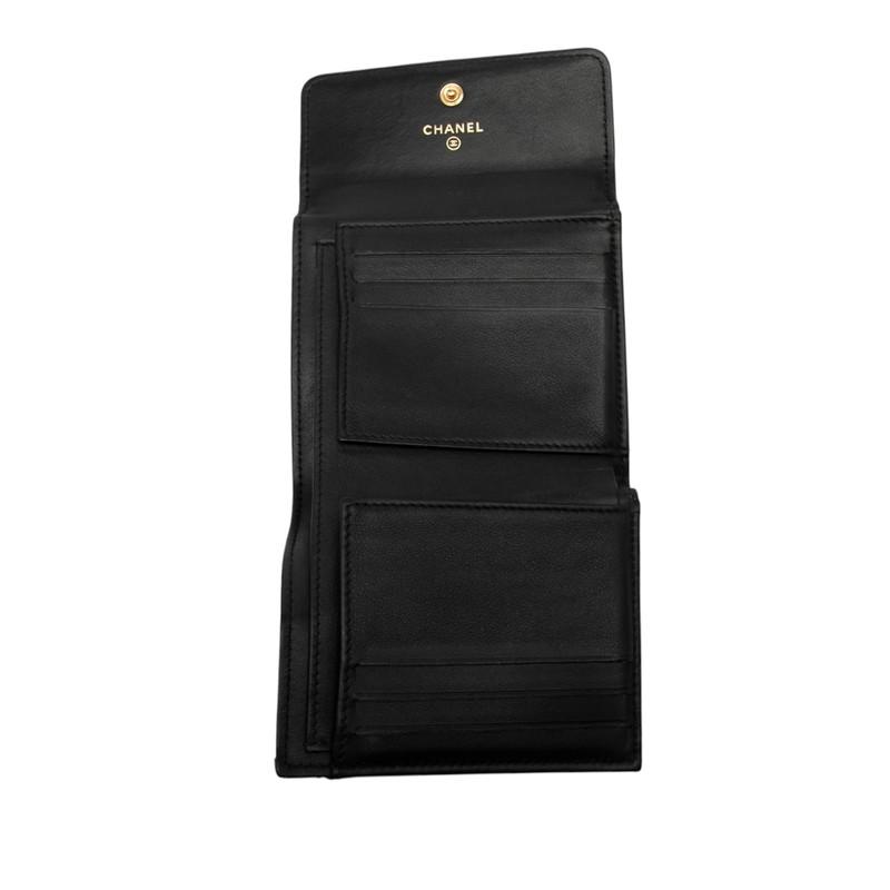 CHANEL ブラックレザー人気のラムスキン財布！美品！ CHANEL（シャネル） 財布 三つ折り財布 マトラッセ ラムスキン