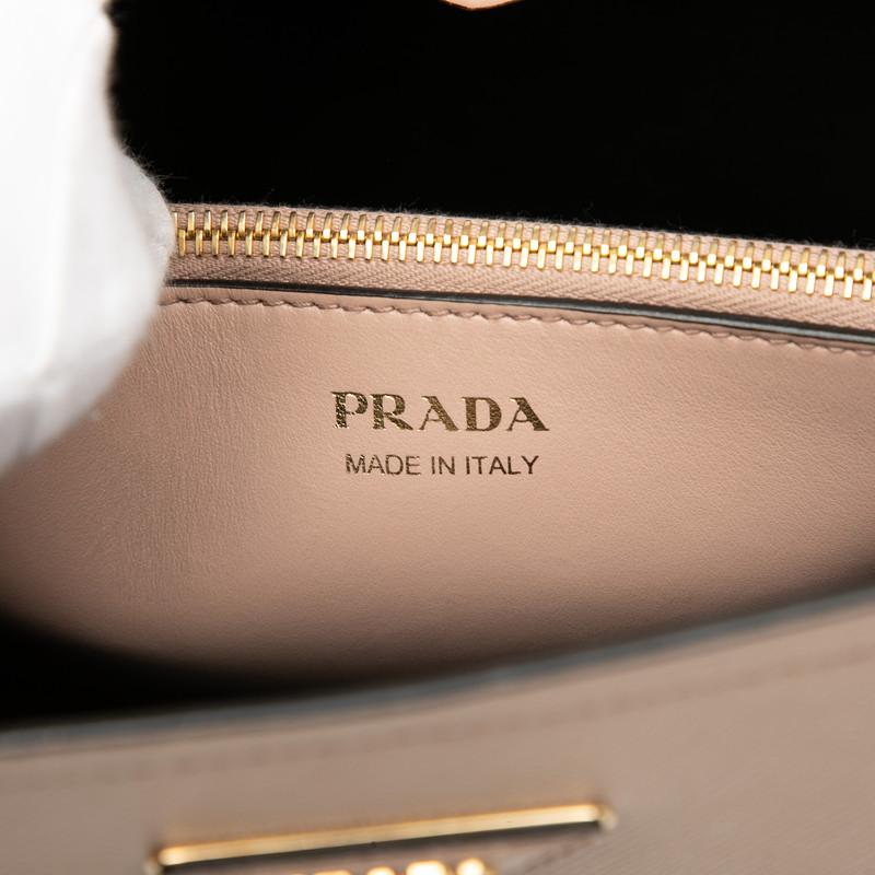プラダ 三角ロゴプレート マチネ ミディアム ショルダーバッグ 1BA251 サフィアーノレザー レディース PRADA 【1-0260512】 PRADA - プラダ 三角ロゴプレート マチネ ミディアム ショルダーバッグ