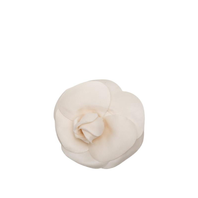 CHANEL（シャネル） カメリア ブローチ ホワイト ファブリック 