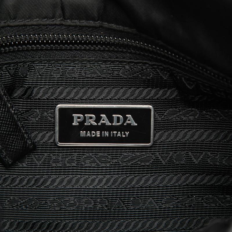 PRADA（プラダ） 三角ロゴプレート 斜め掛け ショルダーバッグ