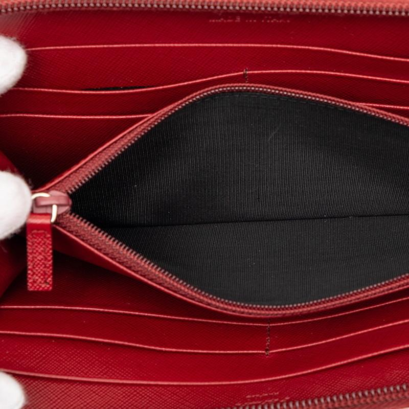 PRADA（プラダ） 三角ロゴプレート ラウンドファスナー 長財布 M506